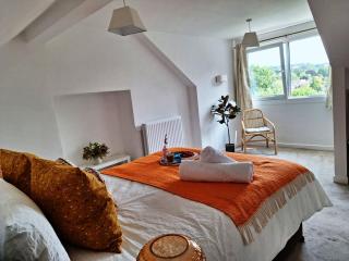 Spacious 4 Bedroom House with Garden, Close to City Centre, 2 Parking Spaces - Bath - 8
