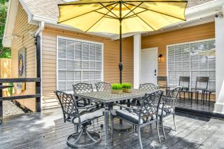 Colorful Baton Rouge Home Deck, Grill and Fire Pit - Baton Rouge - 8