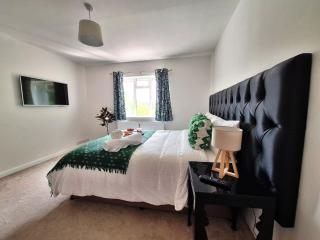 Spacious 4 Bedroom House with Garden, Close to City Centre, 2 Parking Spaces - Bath - 1