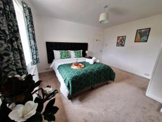 Spacious 4 Bedroom House with Garden, Close to City Centre, 2 Parking Spaces - Bath - 2