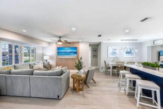 Stunning new listing Complete remodel Conveniently located Three bedroom plus den with sleeper sofa - Fort Myers - 9