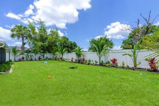Stunning new listing Complete remodel Conveniently located Three bedroom plus den with sleeper sofa - Fort Myers - 8