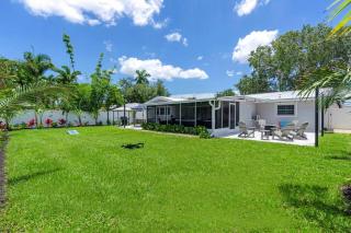 Stunning new listing Complete remodel Conveniently located Three bedroom plus den with sleeper sofa - Fort Myers - 6