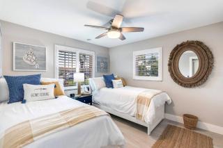 Stunning new listing Complete remodel Conveniently located Three bedroom plus den with sleeper sofa - Fort Myers - 5