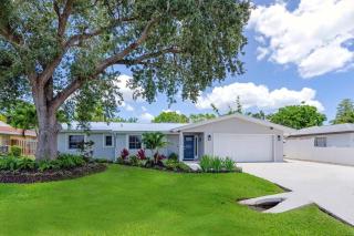 Stunning new listing Complete remodel Conveniently located Three bedroom plus den with sleeper sofa - Fort Myers - 4