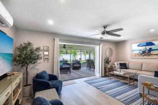 Stunning new listing Complete remodel Conveniently located Three bedroom plus den with sleeper sofa - Fort Myers - 3