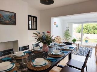 Spacious 4 Bedroom House with Garden, Close to City Centre, 2 Parking Spaces - Bath - 0