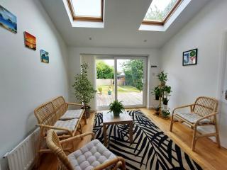 Spacious 4 Bedroom House with Garden, Close to City Centre, 2 Parking Spaces - Bath - 9