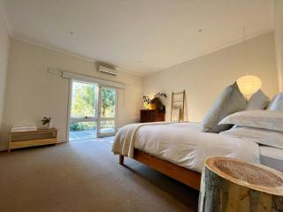 Mountain Views in Vesper Victoria - - 0
