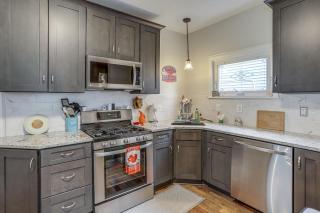 3 Mi to Cedar Point Sunny Sandusky Home with Yard - 4