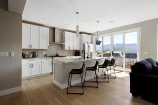 4BR Mountain Escape Family Friendly Sleeps 8 - 3