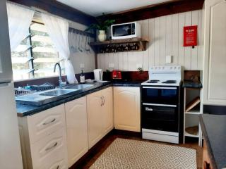 Rosewood Cottage -Entire 2 bedroom home with Netflix & WiFi - Tambo - 6
