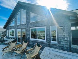 Dune Haus - Oceanfront w Hot Tub, Private Beach - Salvo - 4