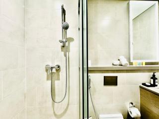 Elegant 2BR Escape in Sobha Waves Near Downtown - Dubai - 2