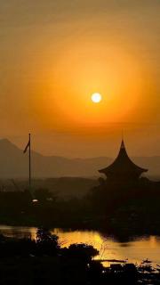 Kuching City Center Riverine Apartment With Balcony and Garden View - 8