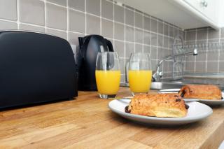 Cozy Pontcanna Escape with Double Beds and WiFi - 2