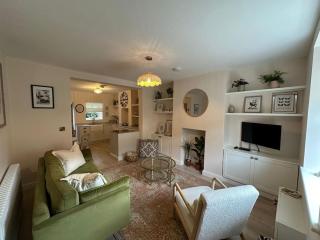 The Yellow Door to The Peaks - Bollington - 8