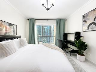 Trophy 1BR Retreat w Balcony, Pool, Gym in JLT - Dubai - 9