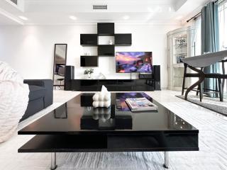 Trophy 1BR Retreat w Balcony, Pool, Gym in JLT - Dubai - 5