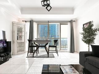 Trophy 1BR Retreat w Balcony, Pool, Gym in JLT - Dubai - 1