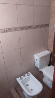 Amplio Dpto con 2 dormitorios primer piso independiente con asador - 1