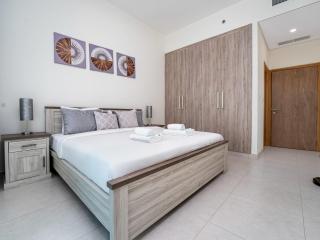 Prime location 1BR oasis with patio & pool, The Bay - Dubai - 2