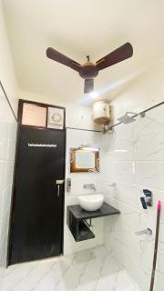 Raahi Luxury Villa Near Kashi Vishwanath - Varanasi - 4