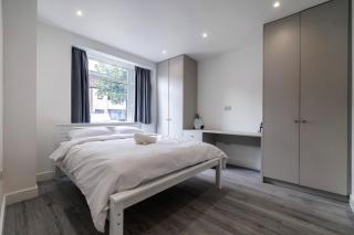Modern home with driveway parking for 2 vehicles, near Tottenham Hotspur Stadium, White Hart Lane Train Station - 2