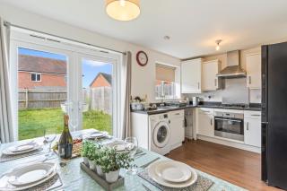 The Cosy House with Free Parking, Garden and Smart TV with Netflix by Yoko Property - Perfect for Contractors, Groups & Relocation - Leamington Spa - 6