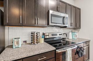 New! Luxury Apt with Pool, Roof Deck, Fitness Center, King Bed - Philadelphia - 1