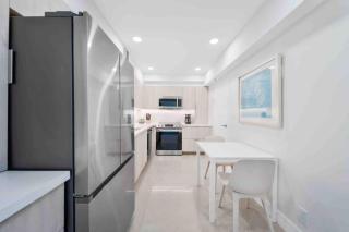 Luxe Hollywood Beachfront Condo - 6