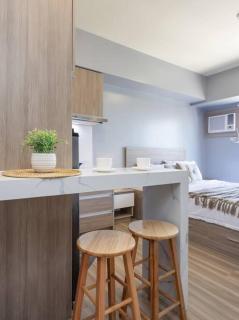 Furnished Designer Studio in Cebu IT Park with Amazing Mountain View, Fast WiFi, Netflix, Pool and More - Cebu City - 2