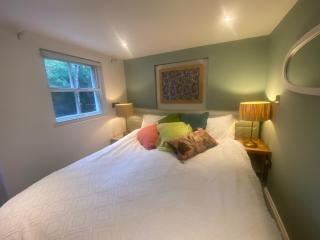 Town Centre Apartment with Hot Tub - Cheltenham - 6