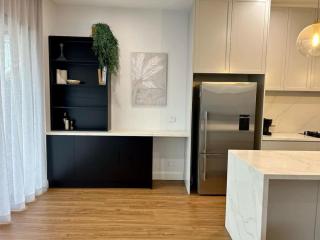 Modern Home - gr8 4 groups by Custom Bnb Hosting - Melbourne - 1