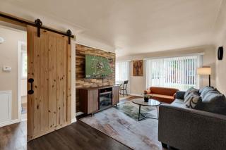 Stylish Comfy Shleby Retreat Patio Parking - 9