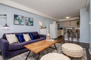 Hawaii Style Centrally located with full kitchen - 2