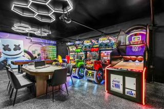 Breakfast Club 100K Game Room - Indio - 6