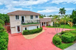 Trendy 1BR 2BA Heated Pool Short Walk to the Beach - 0