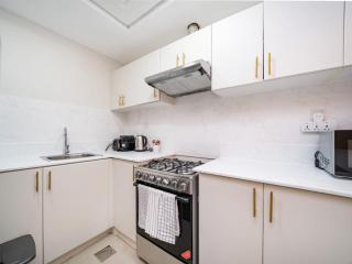 Sleek 2 Bed in Sports City - Dubai - 3