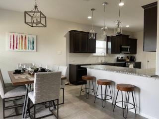 Perfect For Families House with Cozy Fireplace - 9