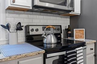 Cozy Cottage retreat minutes to Duke|RDU|Downtown - Durham - 3