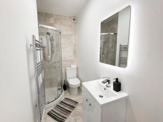 Modern 4 Bed En-suite House in Leeds - Free parking - Headingley - 4