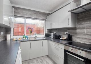 Charming 4 BR Kingston House with Free Street Parking - 4