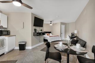 King Bed Modern Studio Apartment - Huntsville - 7