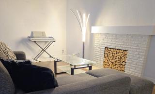 Comfy Stylish Room in the Heart of Vancouver- Private Parking, Self Check-in & just 4 mins to Metrotown! - 1