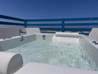 Spacious 3BR Apartment w Rooftop Terrace Jacuzzi - Ras Elhekma - 5