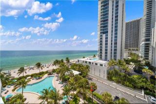 Luxe Hollywood Beachfront Condo - 1