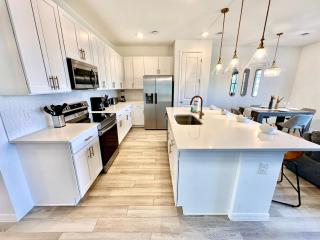 LUXURIOUS 3BED-2BATH RETREAT with CLUBHOUSE ACCESS - Davenport - 6