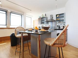 BS2 Loft Apartment by N And N Stays Ltd, Great location Close to Cabot Circus, Centre and Hospital, perfect for workers, NHS, contractors - Bristol - 7