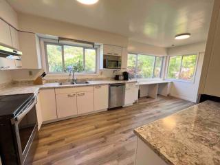 Central Area 8 BR House with AC, Parking - Vancouver - 6